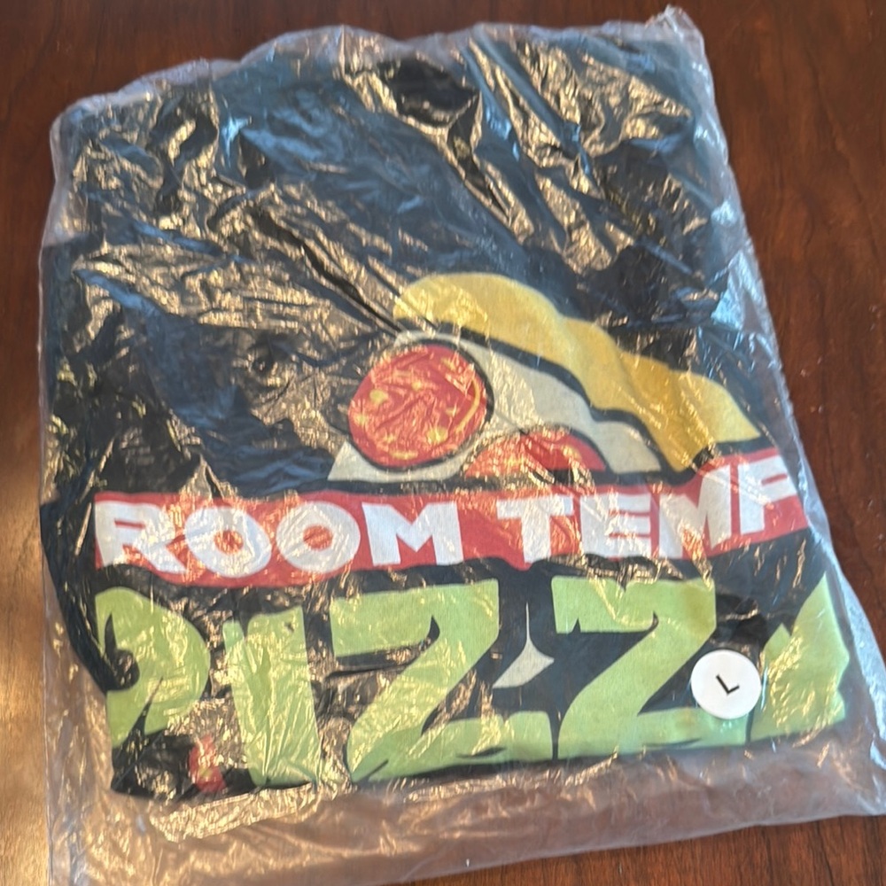 Room temp pizza t shirt size large nwt